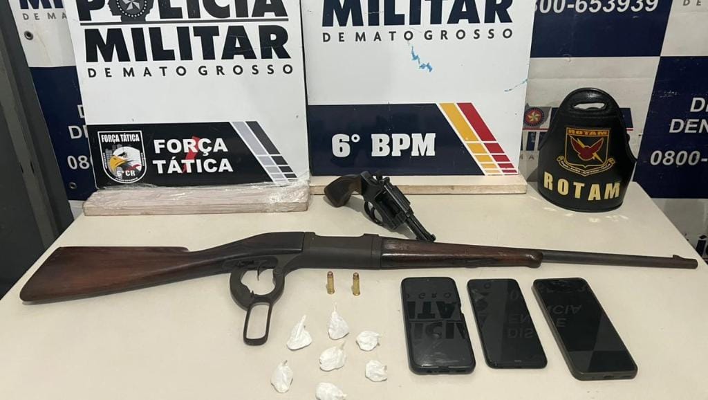 Homem e duas mulheres são presos com fuzil, revólver e  drogas em boca de fumo