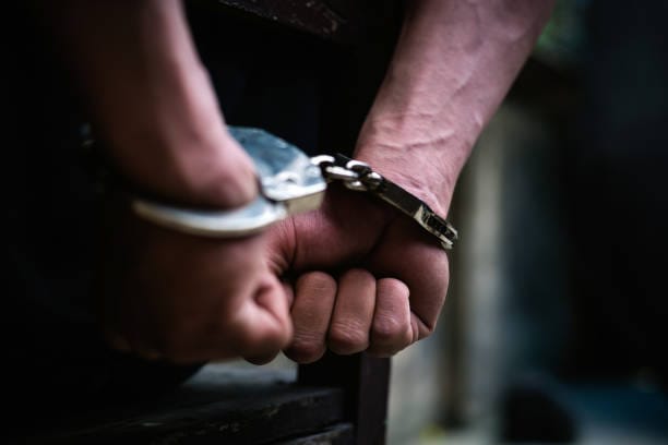 Homem é preso após instalar câmera escondida no quarto da ex-mulher e ameaçá-la de morte