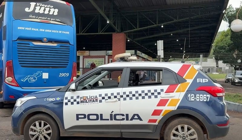 Membros do Comando Vermelho invadem ônibus em rodoviária e matam jovem com tiros no tórax