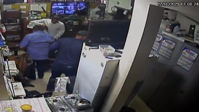 Vídeo mostra dupla armada invadindo relojoaria em MT; dono reage e é agredido
