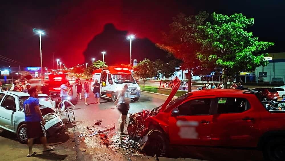 Colisão frontal entre veículos deixa duas pessoas feridas na noite de domingo