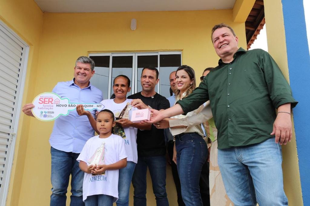 Famílias recebem chaves da casa própria pelo programa Ser Família Habitação