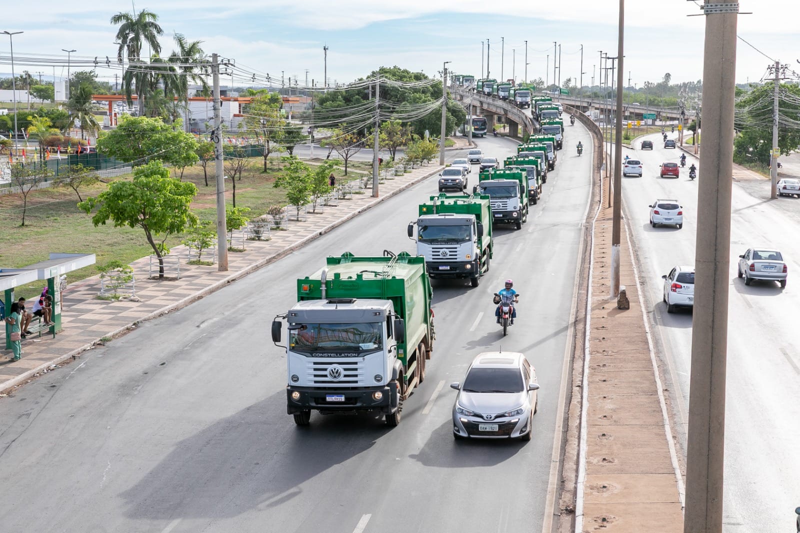 Prefeitura de Cuiabá renova frota com 32 novos caminhões de coleta de lixo