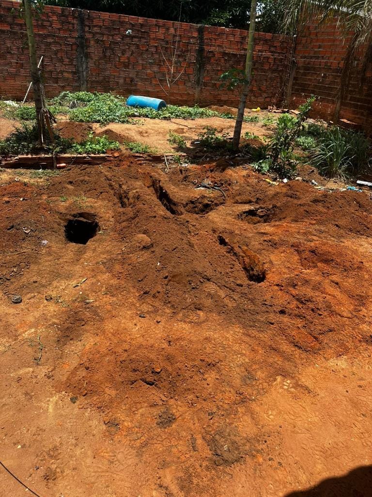 PM localiza cadáver enterrado em quintal de residência e prende casal e comparsa em MT