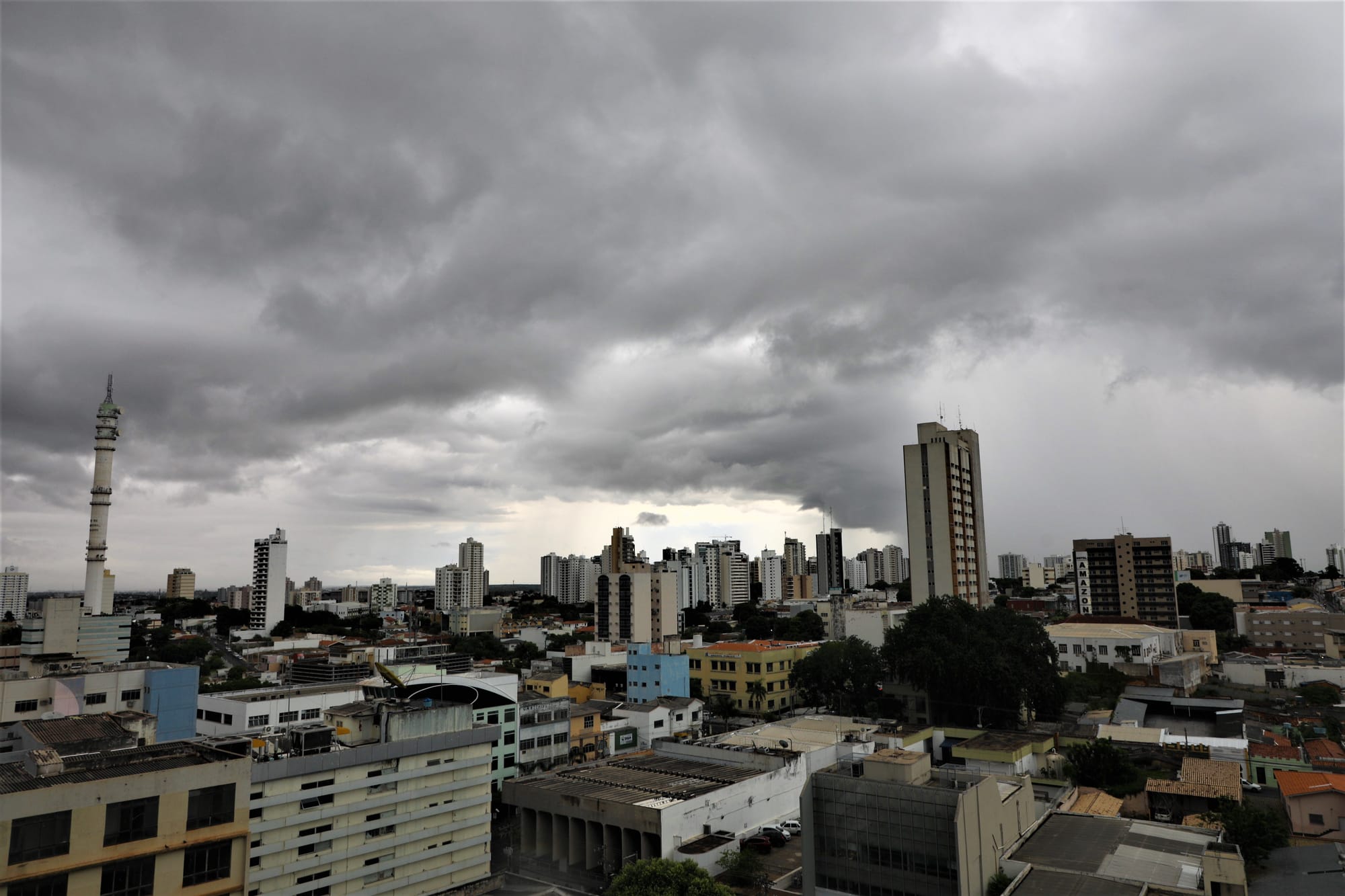 Inmet tem alerta de chuvas intensas, granizo e ventos de até 100 km para Cuiabá e outras cidades