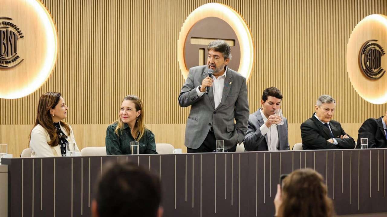 Prefeita de VG prestigia aniversário de 25 anos da Escola Superior de Contas