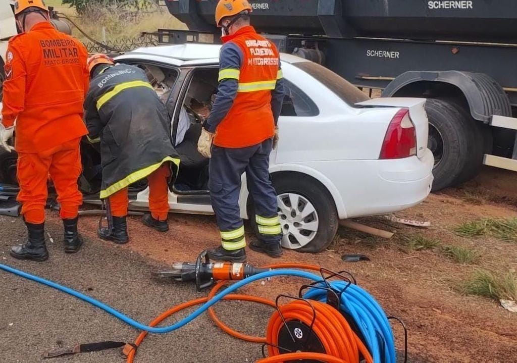 Casal morre em grave acidente entre carro de passeio e carreta em rodovia estadual