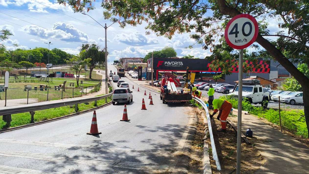 Prefeitura reforça proteção e instala guard-rails na Avenida 31 de Março para reduzir acidentes