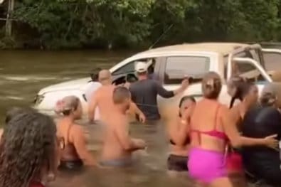 Bêbado, motorista de picape invade área de cachoeira e deixa banhista idosa ferida; veja vídeo