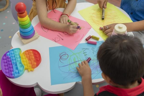 Levantamento aponta déficit de vagas em creches e TCE cobra municípios para eliminar fila de espera