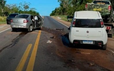 Acidente envolvendo veículos de passeio e caminhão-guincho  mata dois adultos e um bebê