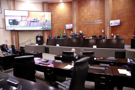 Cinco deputados pedem vista e votação da LOA que prevê  receita de R$ 40 bilhões é adiada