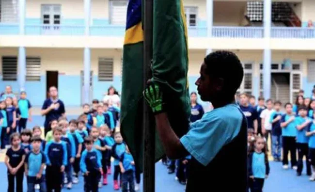 Execução do hino nacional nas escolas de Cuiabá passa a ser obrigatória