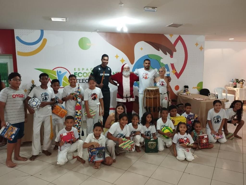 Policiais civis adotam cartinhas de Natal e doam cerca de 200 presentes para crianças e idosos