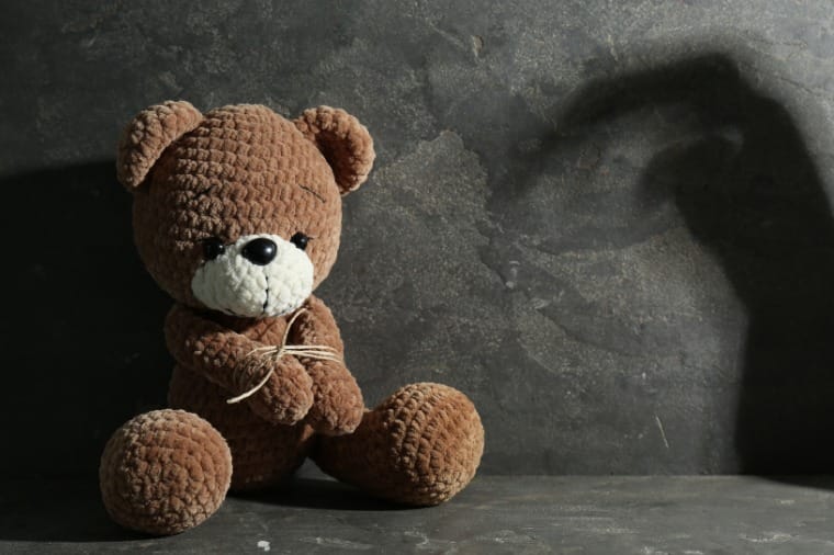 Réu é condenado a 12 anos de prisão por abuso sexual contra filha do enteado de seis anos