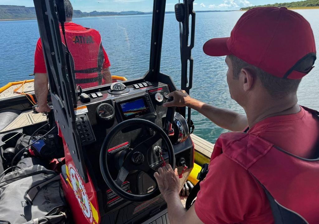 Corpo de Bombeiros segue buscas por desaparecidos após naufrágio de embarcação