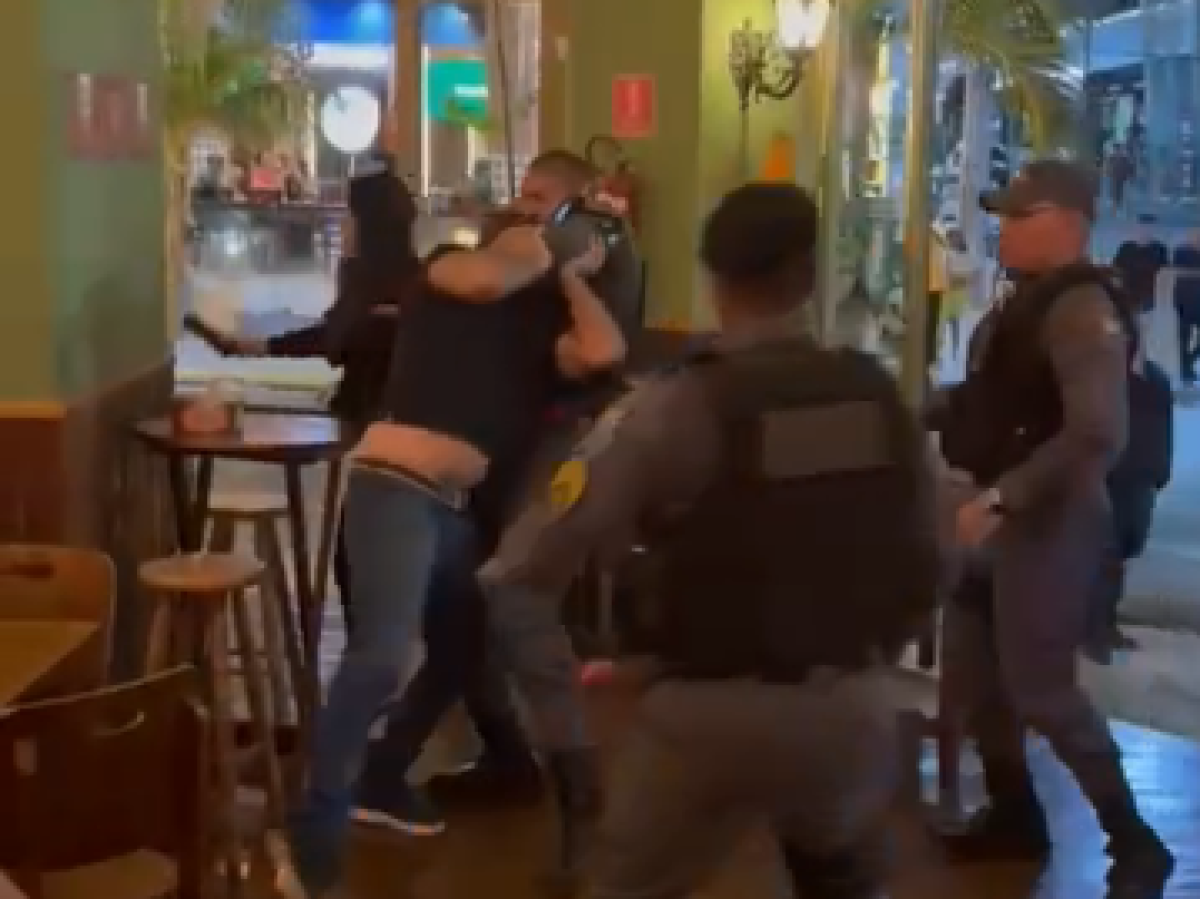 Justiça inocenta policiais que prenderam defensor e procurador durante confusão em bar na capital