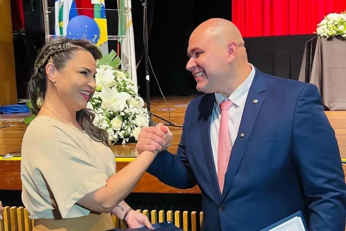 Abilio assina decreto que dá autonomia para vice nomear comissionados e ordenar despesas