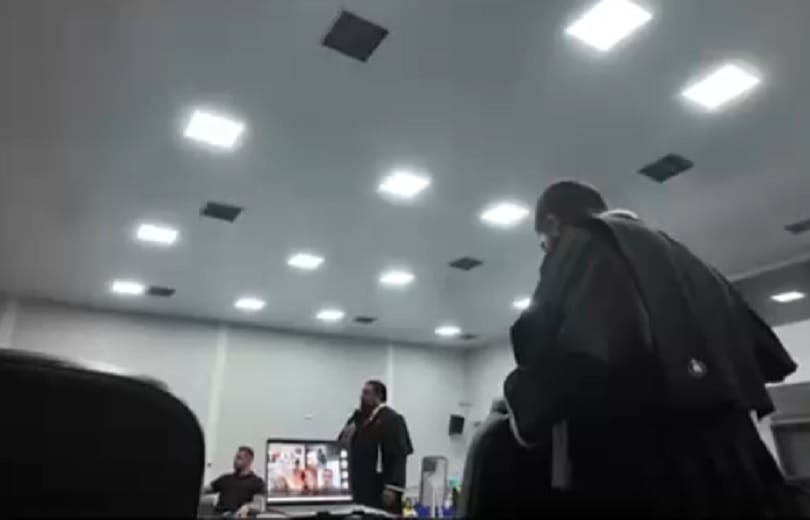 Juíza manda OAB “se danar” durante júri e discussão termina com retirada de advogados