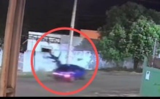 Entregador em moto morre após ser atingido por carro conduzido por motorista embriagado; vídeo