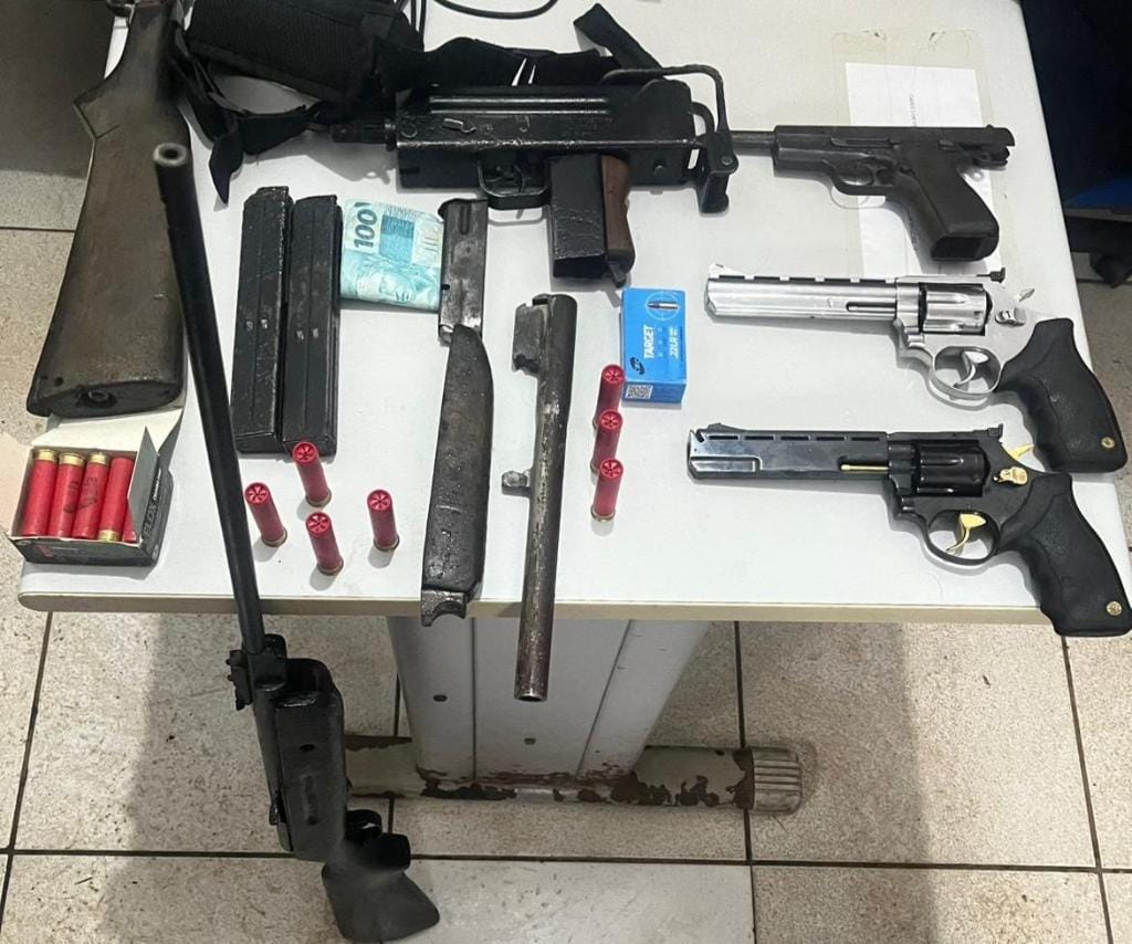PM prende dois faccionados em flagrante com submetralhadora, revólveres e pistola em MT