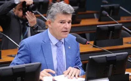 Deputado diz que decisão de Gilmar Mendes enfraquece o Congresso e cobra reação