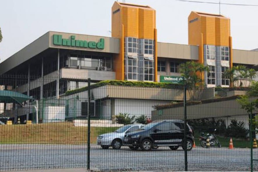 Justiça condena Unimed a autorizar upgrade de acomodação e pagar R$ 10 mil a paciente em UTI