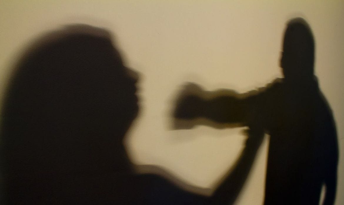 Muher é agredida e ameaçada em frente à casa da mãe pelo ex-marido após negar reatar relação