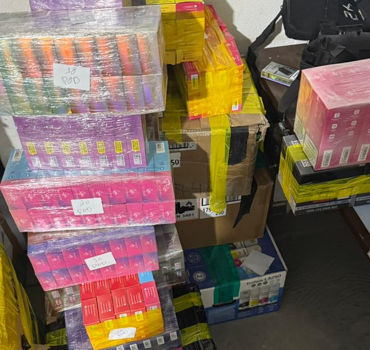 Após prisão de motociclista, PM confisca mais de 5 mil cigarros eletrônicos ilegais em loja de Cuiabá