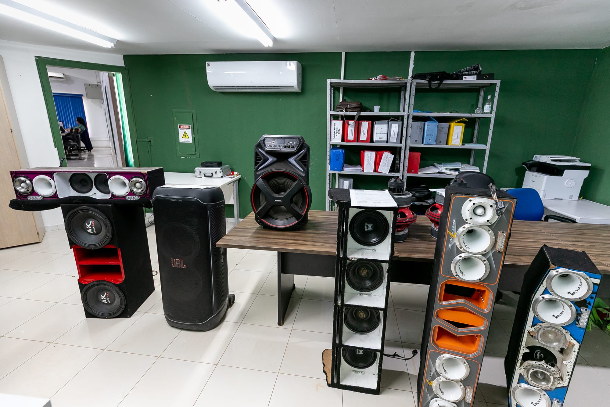 Operação em Cuiabá apreende equipamentos de som e multa bares e distribuidoras