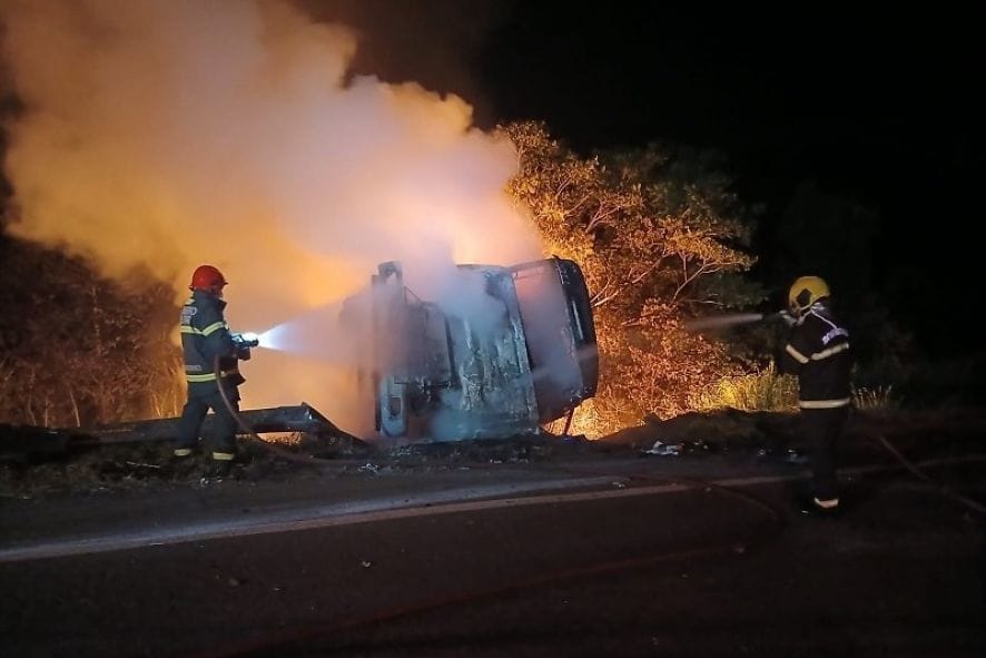 Carreta-tanque tomba, pega fogo e deixa um morto carbonizado em rodovia