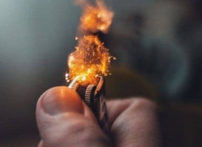 Mulher tem 40% do corpo queimado pelo marido durante briga e fica em estado grave