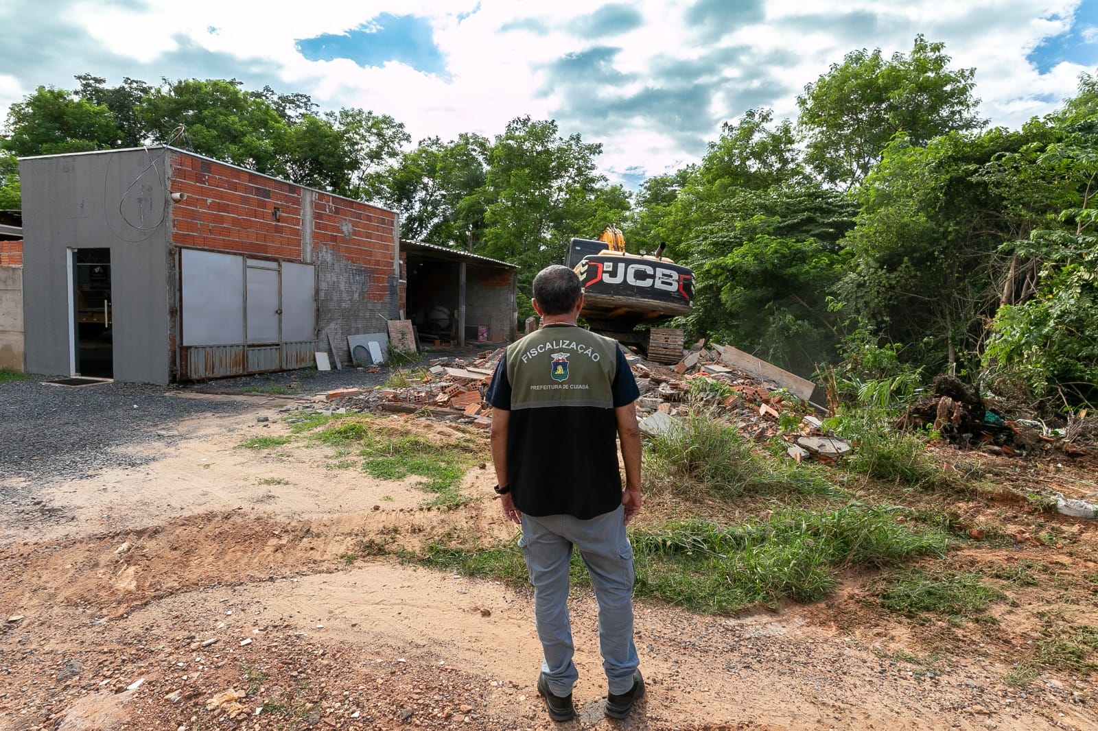 Construção irregular em área de APP é demolida pela Prefeitura de Cuiabá