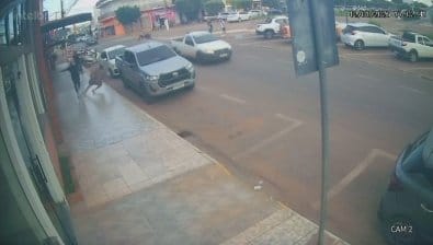 Câmera flagra idosa sendo empurrada na saída de padaria em Mato Grosso