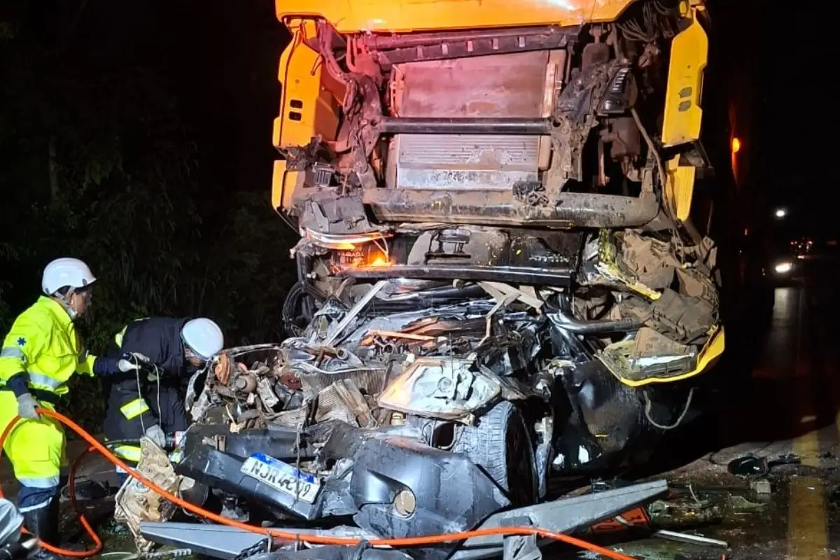 Passageiro de caminhonete morre e motorista fica ferido após acidente com duas carretas na BR-364