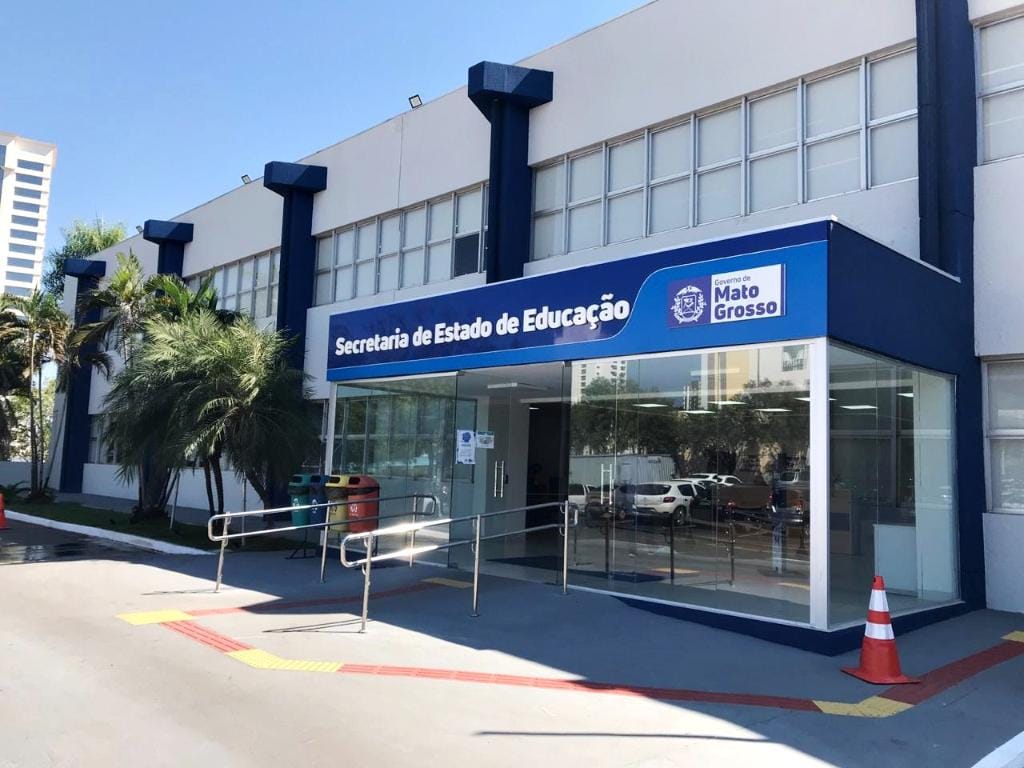 Seduc abre inscrições para bibliotecários e nutricionistas com salários de R$ 7,8 mil