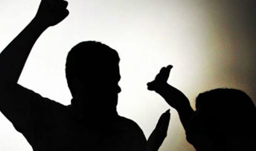 Homem é preso após espancar e tentar matar namorada  afogada em Cuiabá