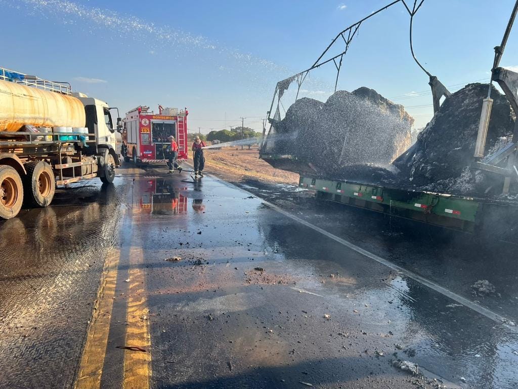Incêndio destrói carga de pluma de algodão em carreta na rodovia 364