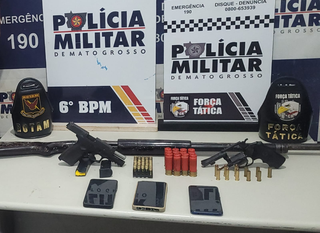 Bandidos quebram portão para tentar matar faccionado rival e são presos após carro atolar