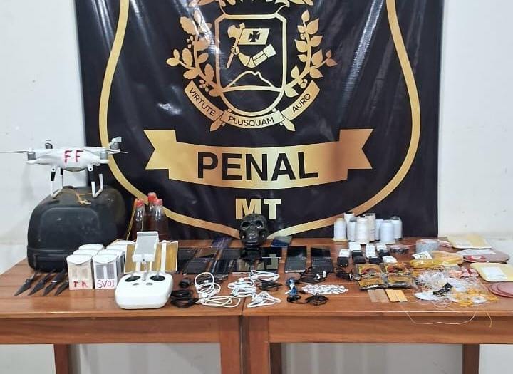 Polícia Penal confisca celulares, uísque e mortadela que seriam levados por drones a presos