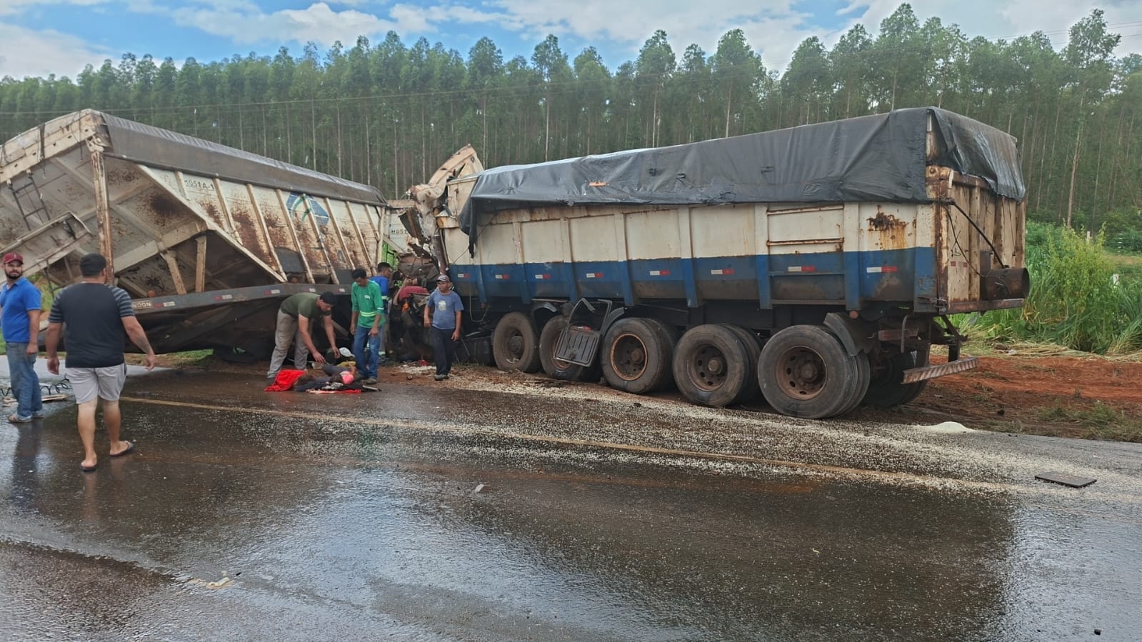 Acidente com caminhões e motocicletas deixa dois mortos e cinco feridos na BR-163