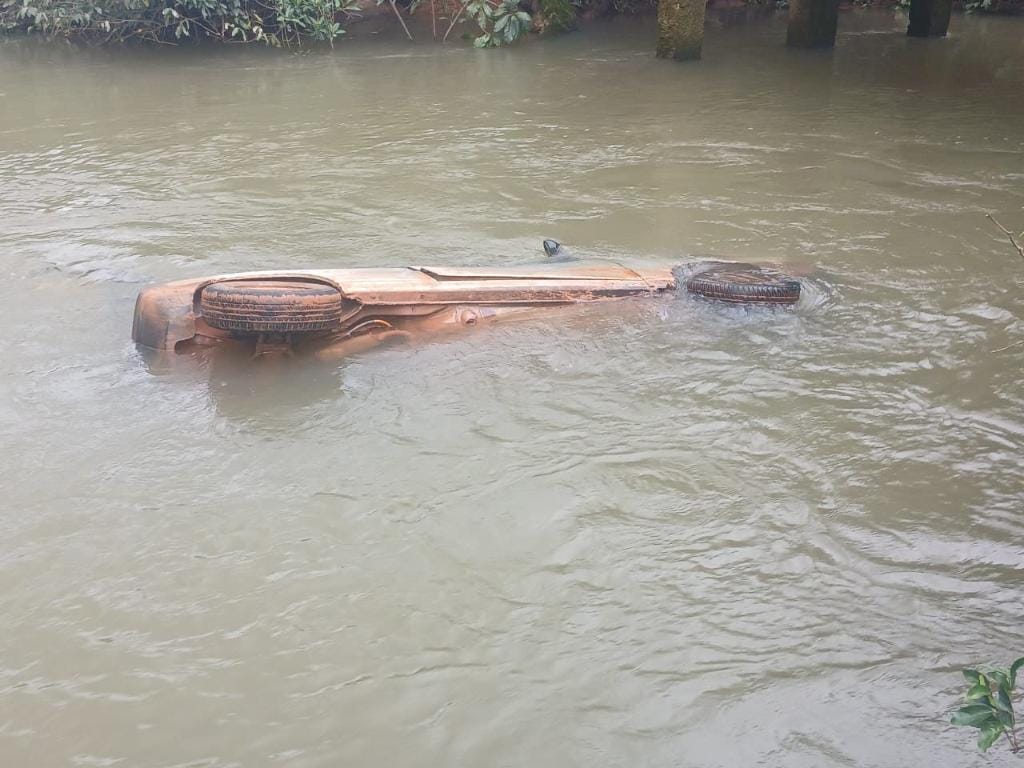 Corpo de Bombeiros localiza corpo de motorista após queda de automóvel em rio em MT