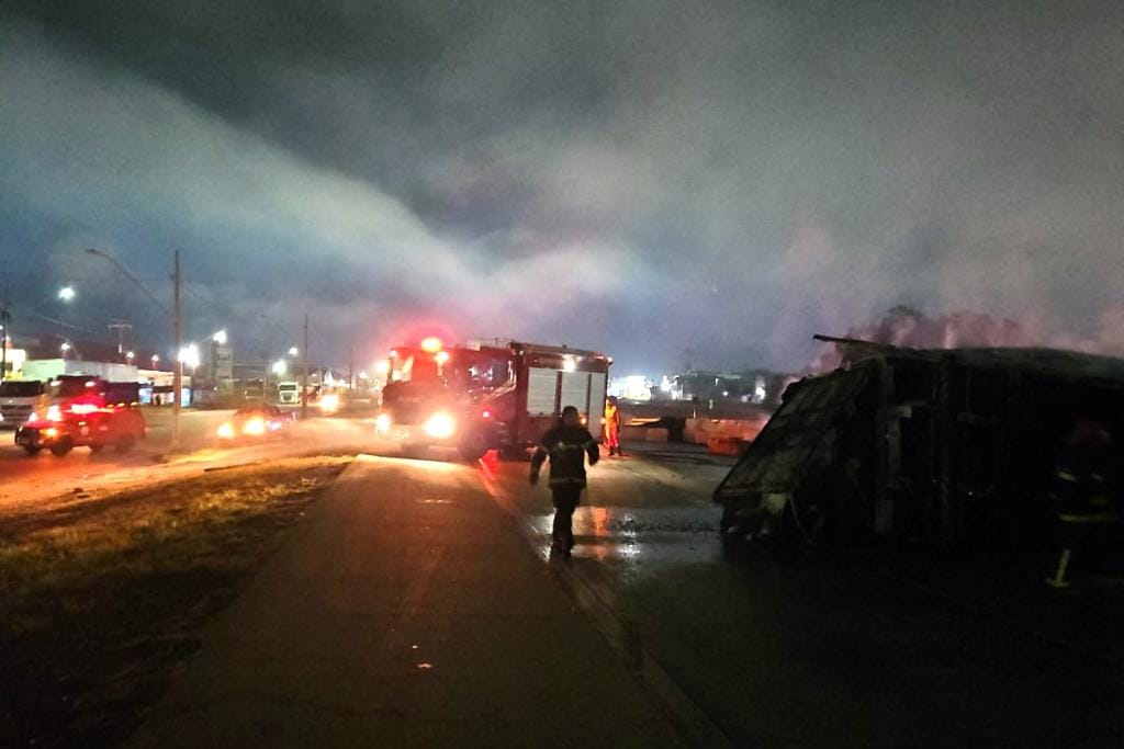 Incêndio atinge carreta com carga de algodão no Distrito Industrial de Cuiabá