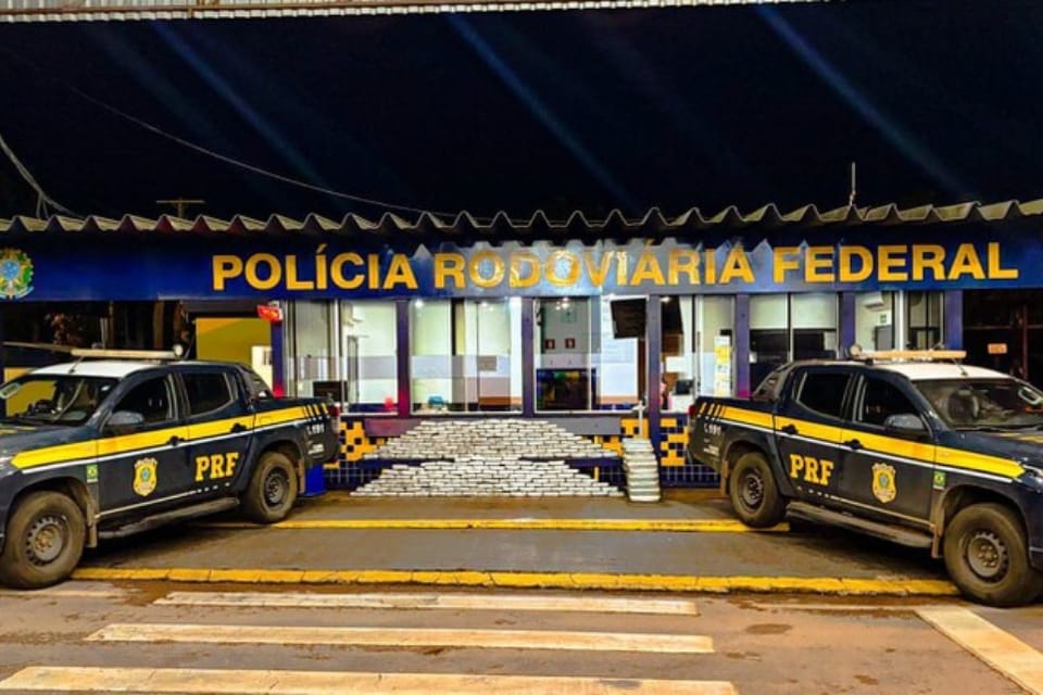 Preso pela PRF, motorista alega ser viciado e que foi ameaçado para transportar 300 kg de droga