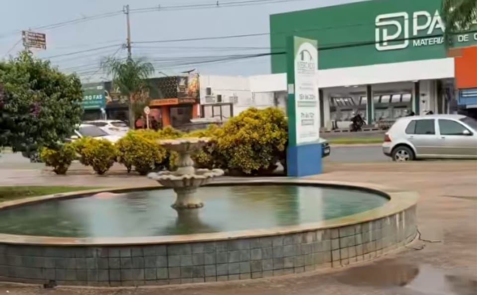 Homem é encontrado morto dentro de chafariz em praça pública em cidade do agro; vídeo