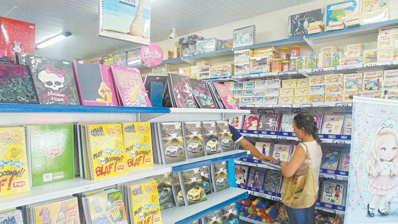 Proximidade da volta às aulas aquece o comércio de livros e papelaria em Cuiabá