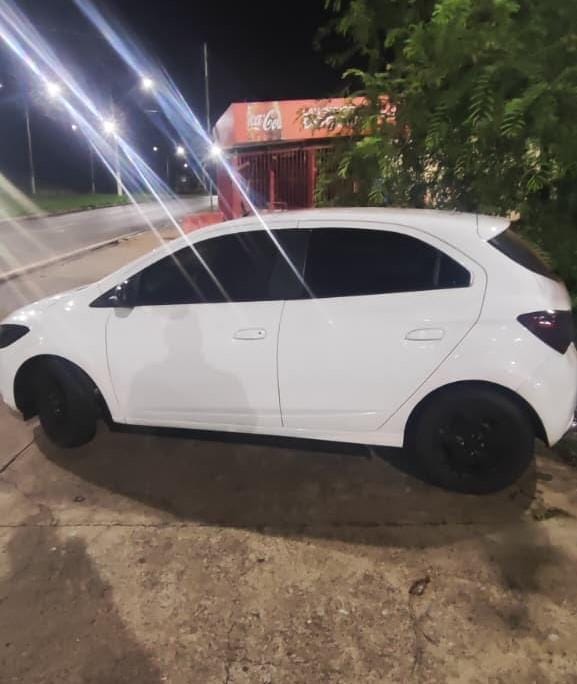 Bandidos invadem residência de madrugada, fazem vítima refém e levam carro e moto