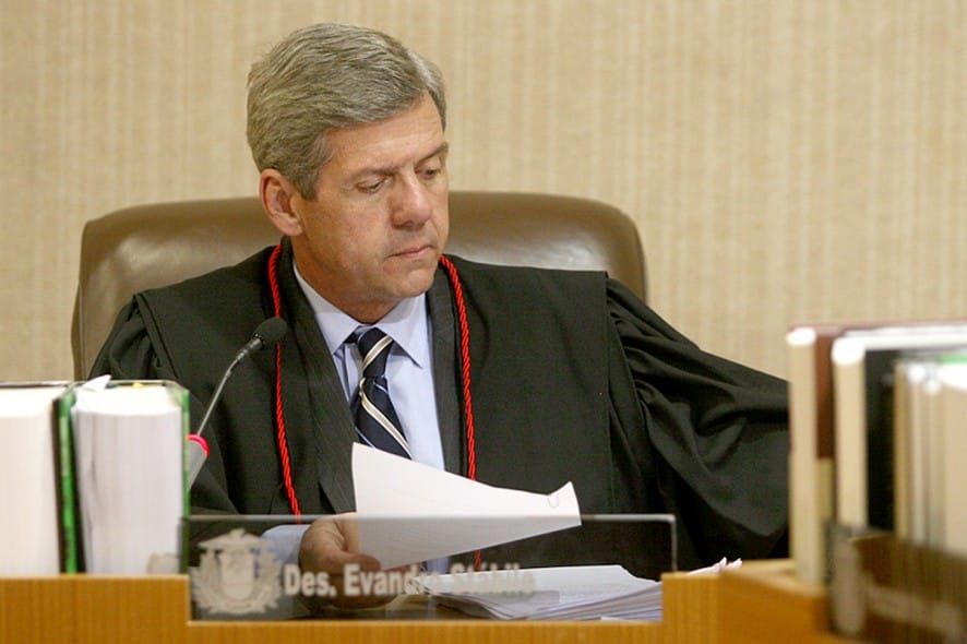 Justiça condena desembargador aposentando por agredir e ameaçar a ex-esposa em Cuiabá