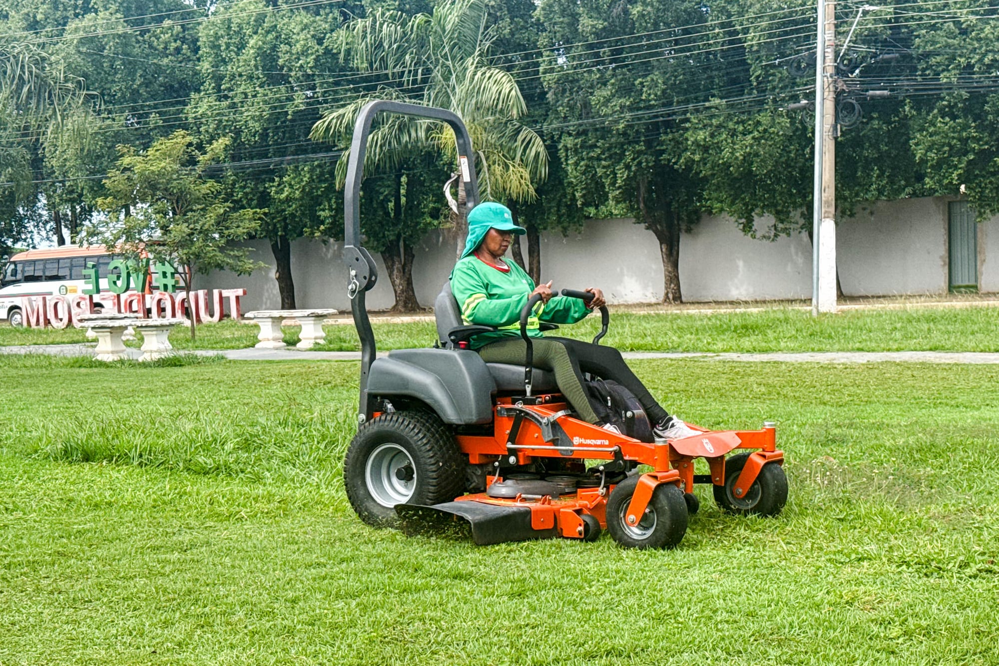 Bairros, avenidas e áreas de lazer recebem serviços de limpeza e de reparos na iluminação