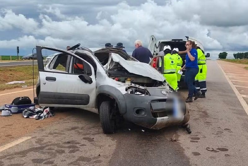 Casal de idosos morre após Fiat Uno capotar em rodovia federal e atravessar canteiro central